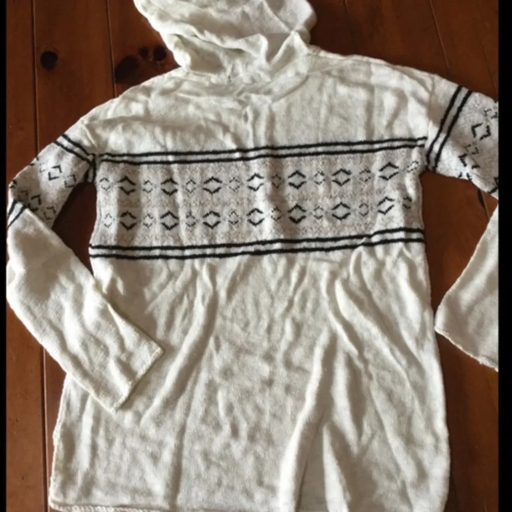 EMBROIDERED HOODED PULLOVER SWEATER